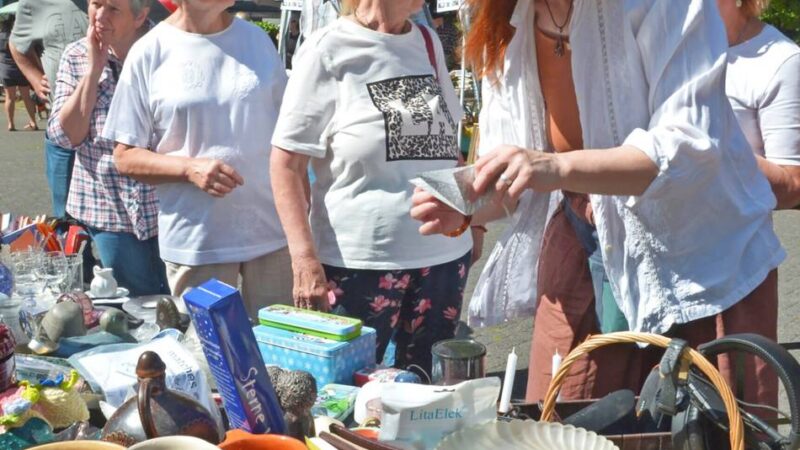 Flohmarkt: Verkäufer schätzen die Atmosphäre in Wülfrath