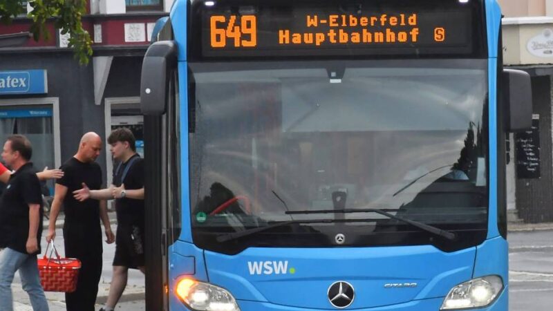 Nach dem schweren Verkehrsunfall an der Bushaltestelle „Tönisheide Mitte“: Stadt Velbert ordnet Warnblinklicht für Busse an