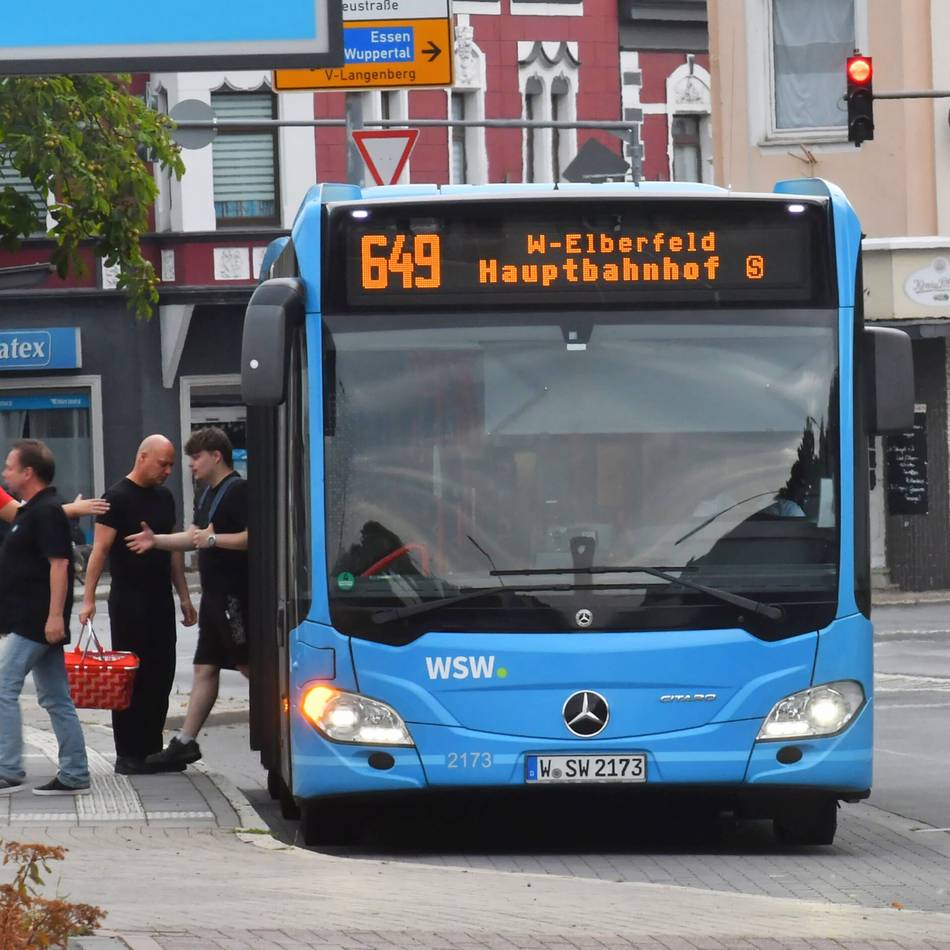 Nach dem schweren Verkehrsunfall an der Bushaltestelle „Tönisheide Mitte“: Stadt Velbert ordnet Warnblinklicht für Busse an