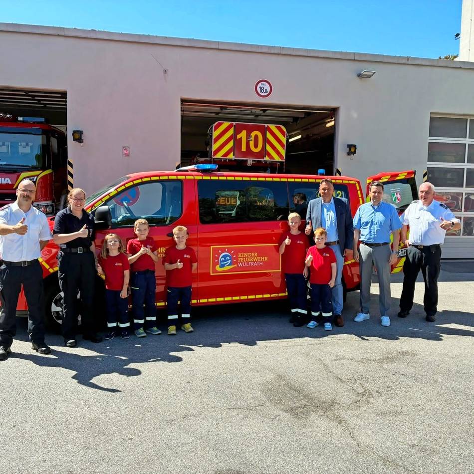 Die Feuerwehr freut sich über zwei neue Einsatzfahrzeuge: Übergabe mit Schorn und Rekindt