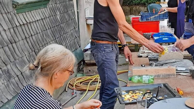 Das historische Haus Langensiepen der Bergischen Diakonie bot den idyllischen Rahmen für einen Mosaik-Workshop im Offenen Atelier: Wohltuende Stille und die Faszination der Farben