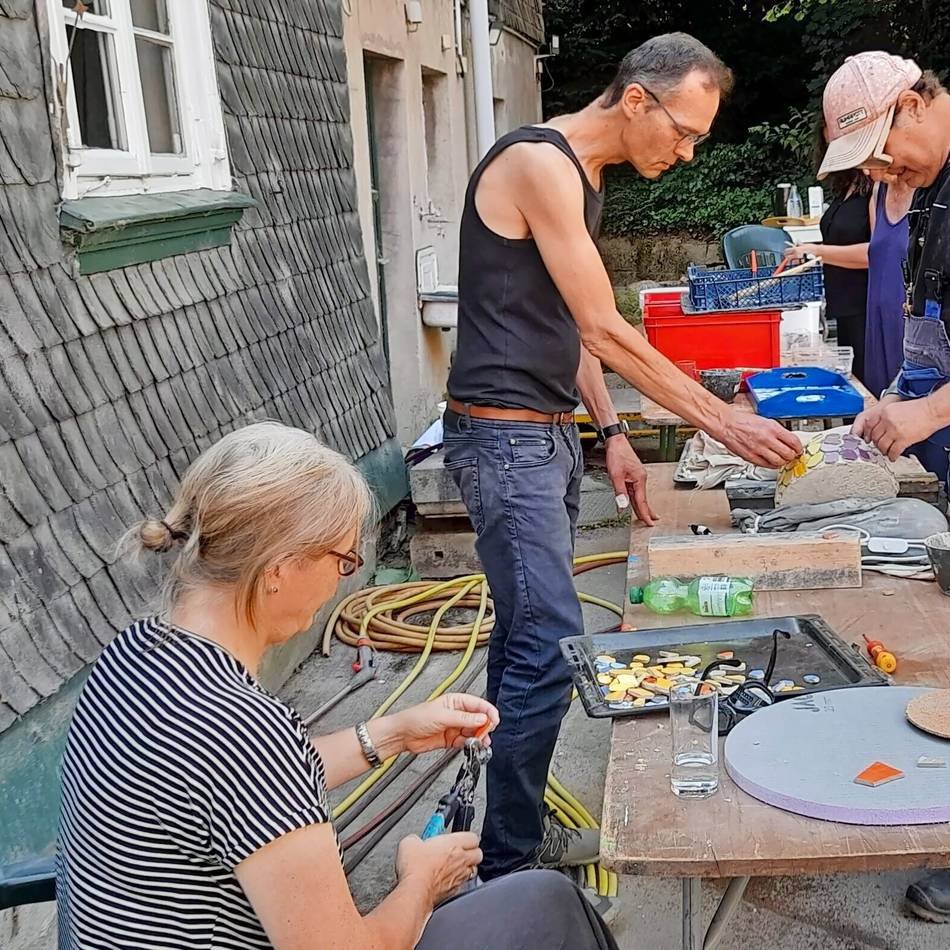 Das historische Haus Langensiepen der Bergischen Diakonie bot den idyllischen Rahmen für einen Mosaik-Workshop im Offenen Atelier: Wohltuende Stille und die Faszination der Farben