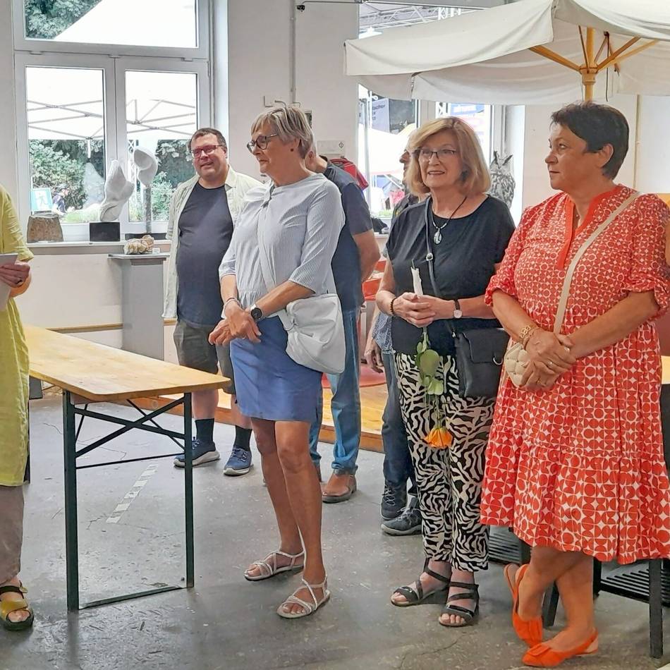 Elke Voss-Klingler stellt beim Zeittunnel Werke einer besonderen Art aus: Surreales Spiel mit Abfall und Ausrangiertem