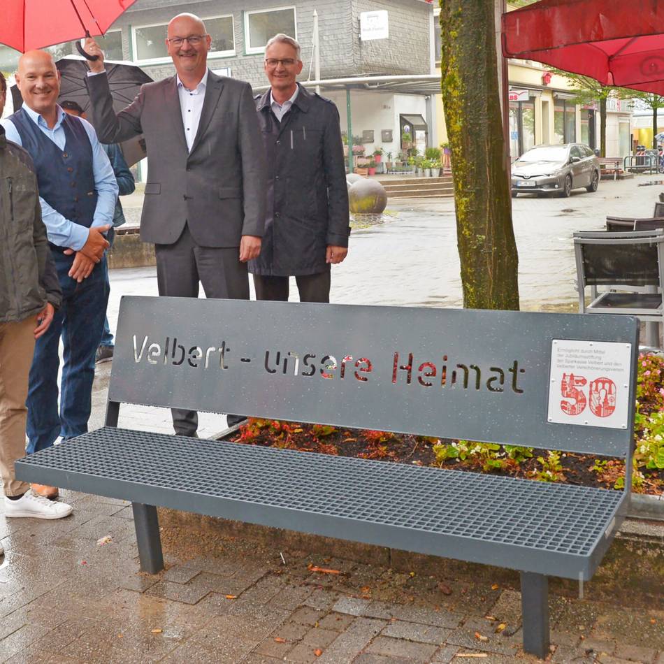 Stadtmarketing Velbert und Sparkassen-Stiftung sehen einen praktischen Nutzen und erinnern an die gemeinsame Geschichte: Sechs neue Bänke erinnern ans Stadtjubiläum