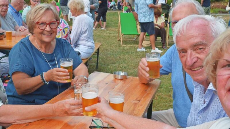 Viele Nevigeser kamen, um bei Bier und Gegrilltem den 100. Geburtstag des Stadtgartens zu feiern: Entspannter Abend in „guter Stube im Grünen“