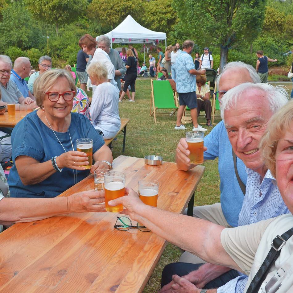 Viele Nevigeser kamen, um bei Bier und Gegrilltem den 100. Geburtstag des Stadtgartens zu feiern: Entspannter Abend in „guter Stube im Grünen“