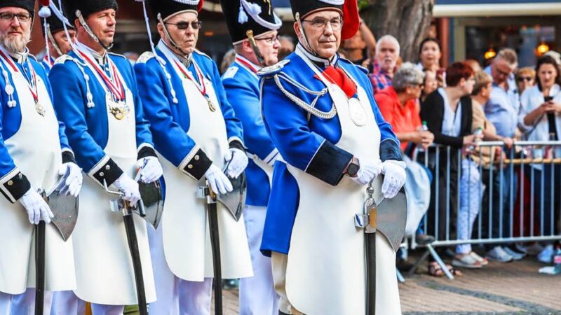 Sappeure beim Neusser Schützenfest: Kleines Korps mit großem Auftritt – wer sind die Schützen mit der Spülbürste auf dem Kopf?