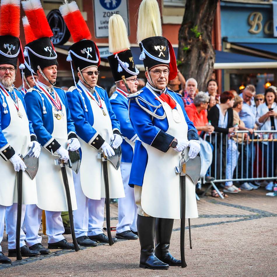 Sappeure beim Neusser Schützenfest: Kleines Korps mit großem Auftritt – wer sind die Schützen mit der Spülbürste auf dem Kopf?