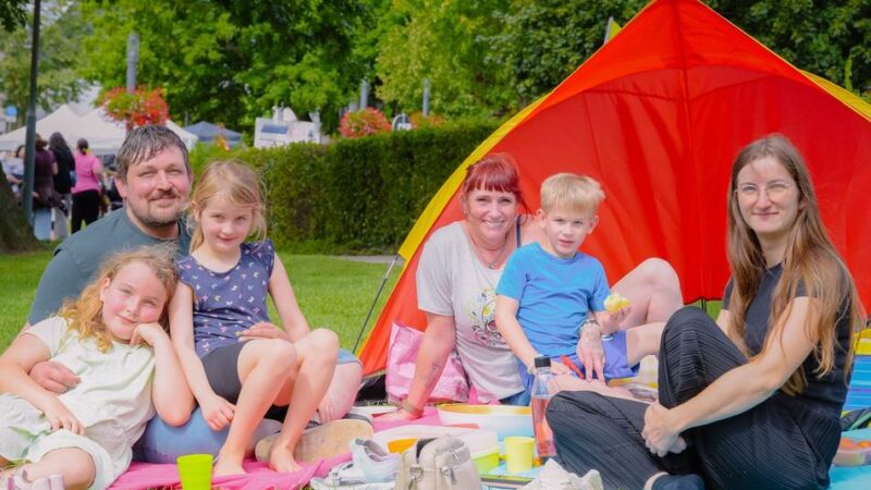 Mit Blick aufs Wasser: Viele Familien genießen Picknick an der Gocher Nierswelle