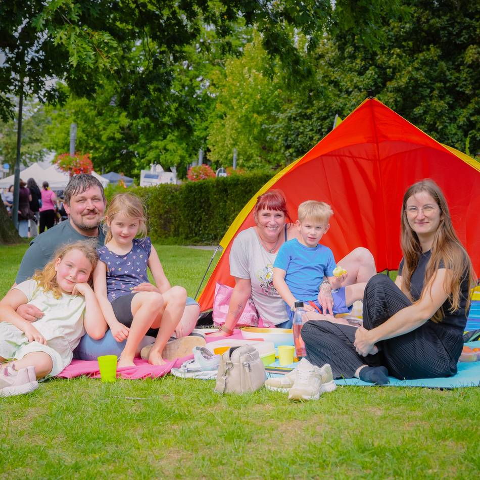 Mit Blick aufs Wasser: Viele Familien genießen Picknick an der Gocher Nierswelle