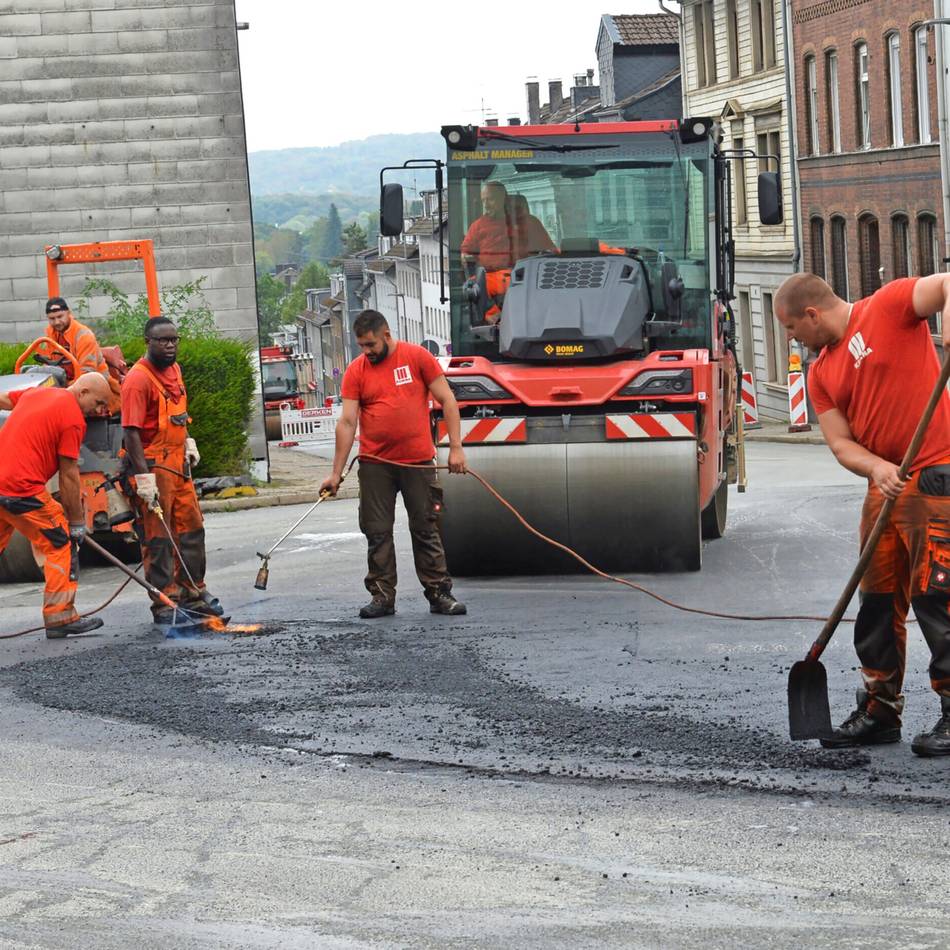 Linienbus verirrt sich in einer Seitenstraße – Straßen NRW plant weitere Fahrbahnerneuerungen rund um Neviges: Bogenstraße: Bauarbeiten kommen gut voran