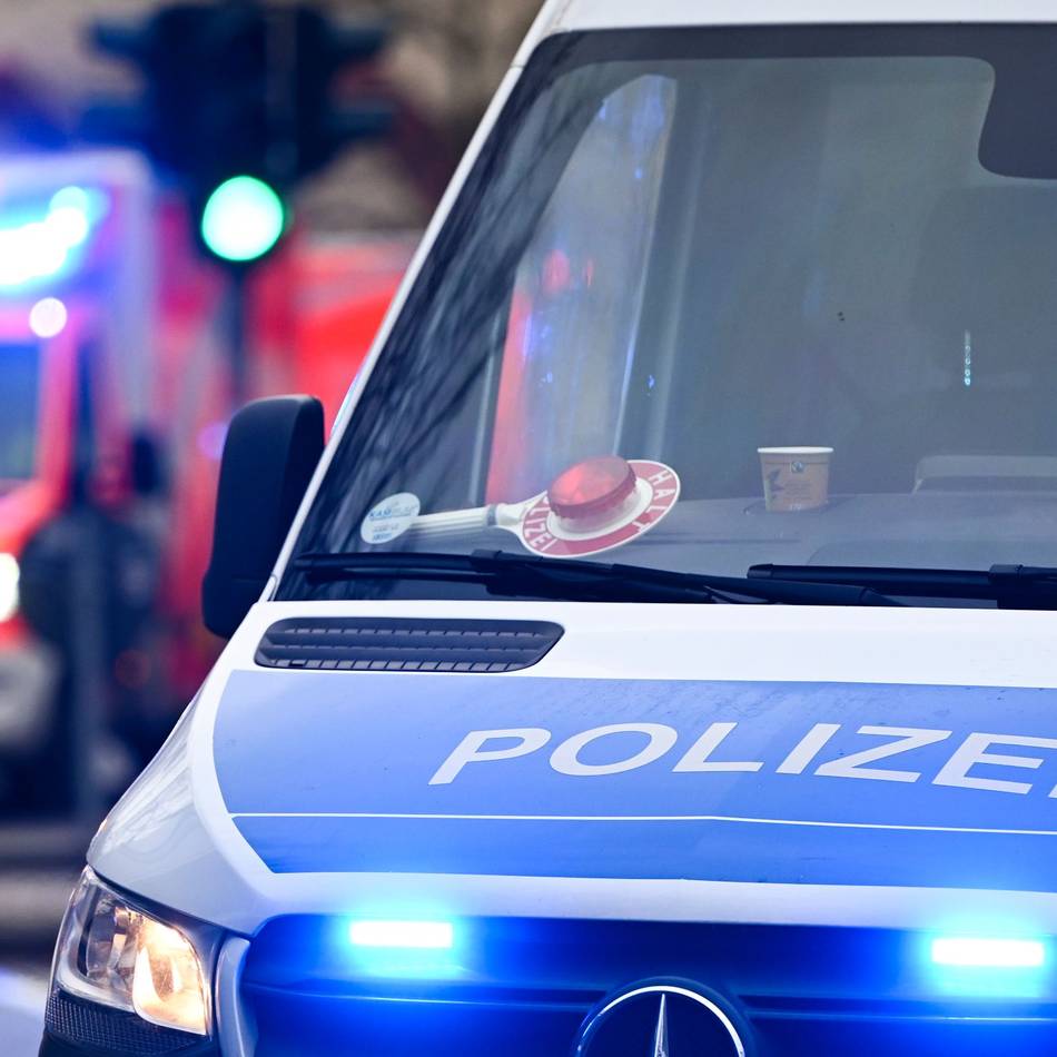 Unfall auf der Autobahn bei Sonsbeck: Steinwurf von Brücke trifft Auto auf der A57