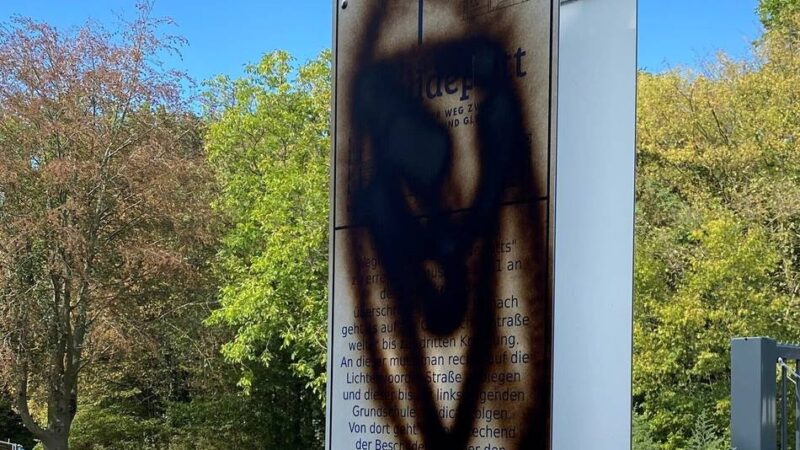 Hinweisschilder erneut mutwillig zerstört: Polizei schaltet Staatsschutz nach Schmiererei am Jüddepatt in Büttgen ein