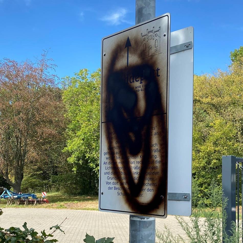 Hinweisschilder erneut mutwillig zerstört: Polizei schaltet Staatsschutz nach Schmiererei am Jüddepatt in Büttgen ein
