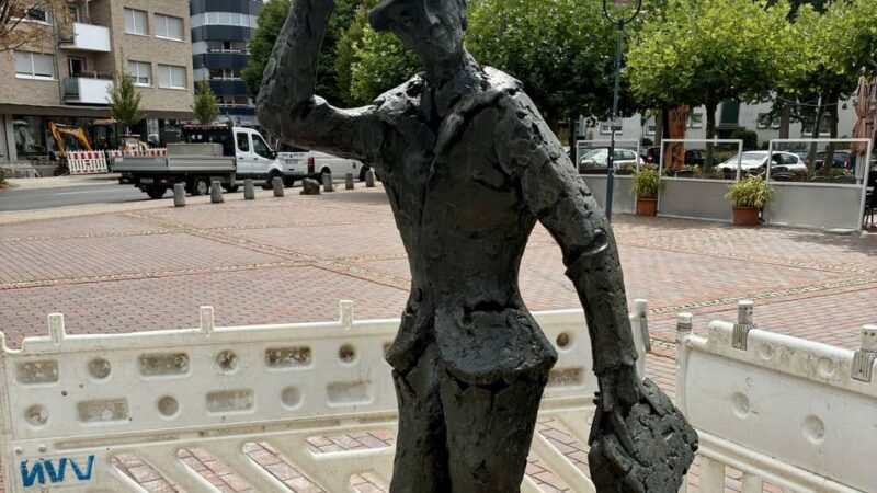 Kultstatue aus Grevenbroich: Der Bronze-Mann grüßt wieder vom Bahnhofsvorplatz