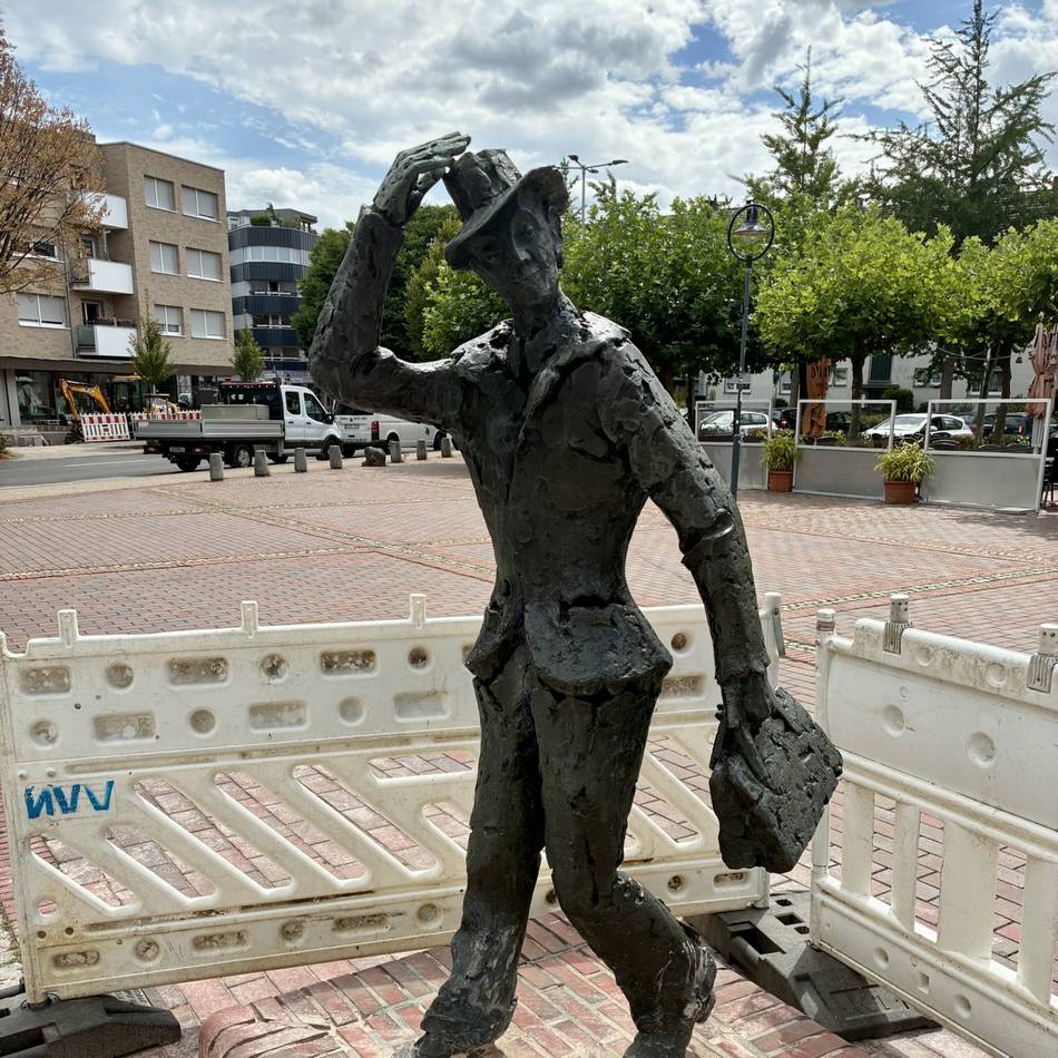 Kultstatue aus Grevenbroich: Der Bronze-Mann grüßt wieder vom Bahnhofsvorplatz