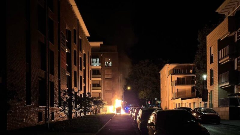 Feuer in Mönchengladbach: Papiercontainer, Trafostation und Auto brennen an der Kleiststraße