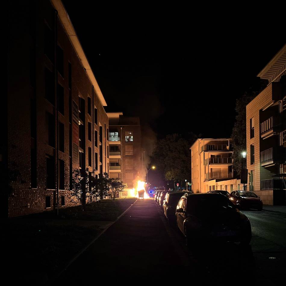 Feuer in Mönchengladbach: Papiercontainer, Trafostation und Auto brennen an der Kleiststraße