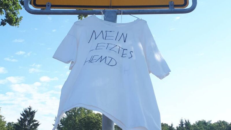 „Letztes Hemd“ in Moers: Protest-Shirt am Ortsschild – Stadt entfernt es