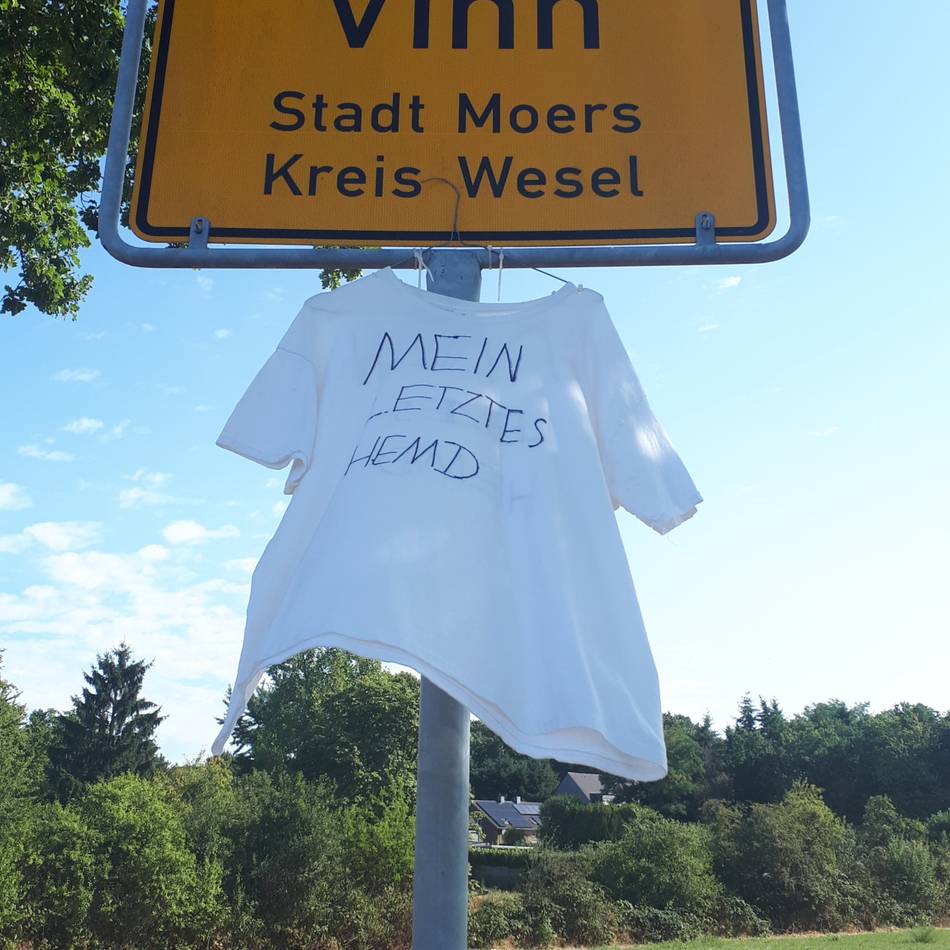 „Letztes Hemd“ in Moers: Protest-Shirt am Ortsschild – Stadt entfernt es