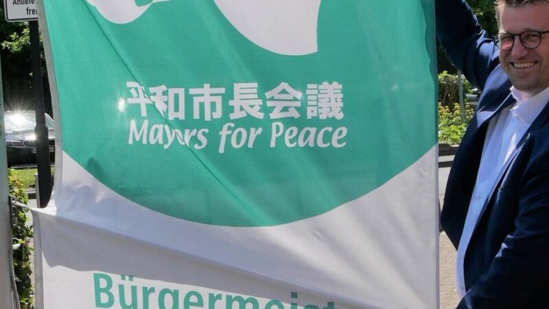 Nettetal beteiligt sich an Aktion: Flagge der „Mayors for Peace“ weht am Rathaus