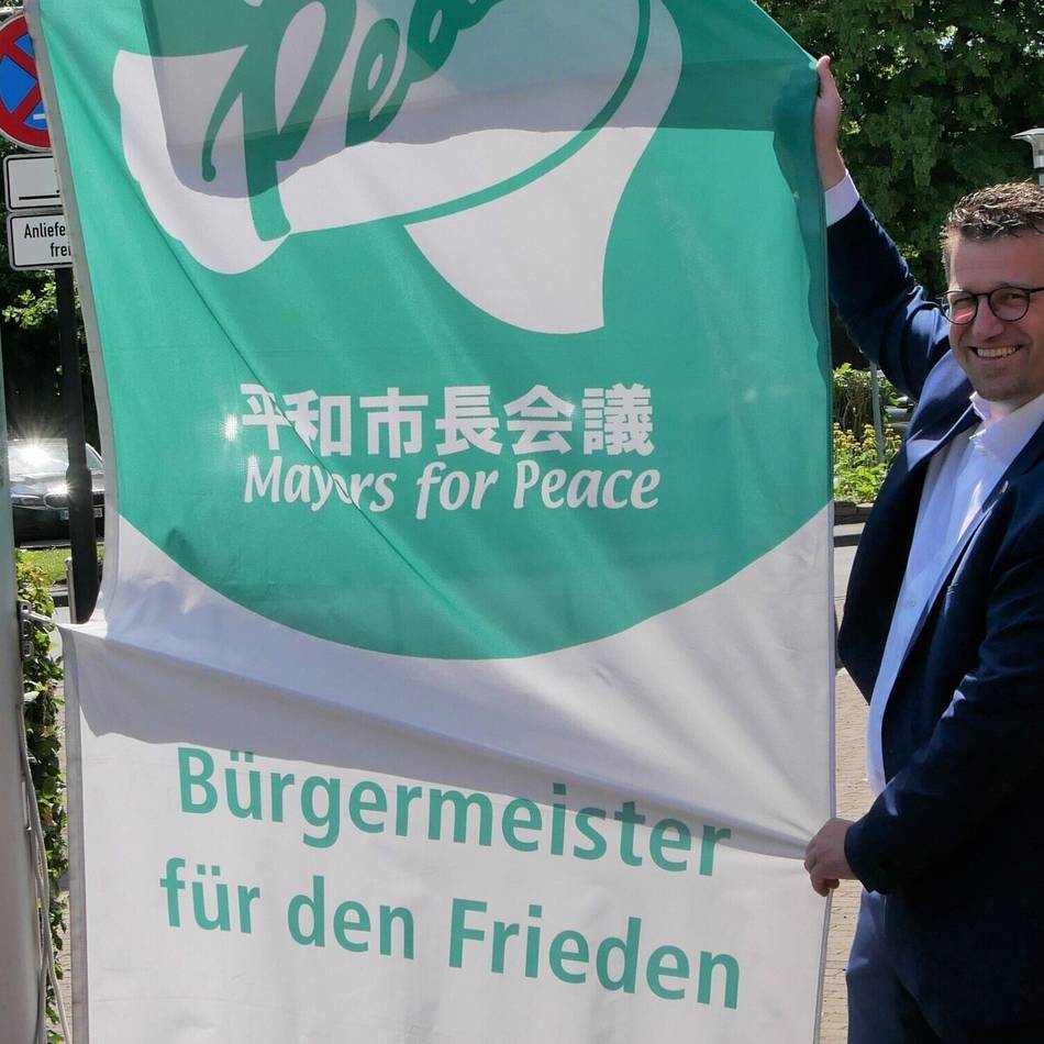 Nettetal beteiligt sich an Aktion: Flagge der „Mayors for Peace“ weht am Rathaus
