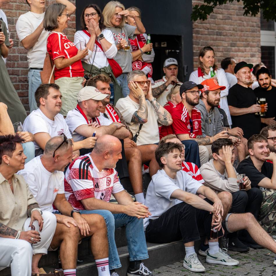 Saisonstart von Fortuna Düsseldorf: Fans fiebern in der Altstadt mit – „Es muss unser erklärtes Ziel sein, aufzusteigen“