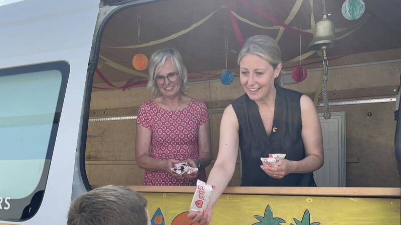 Tummelferien in Moers: 850 Kinder feiern Ferien – Bürgermeisterin bringt Eis