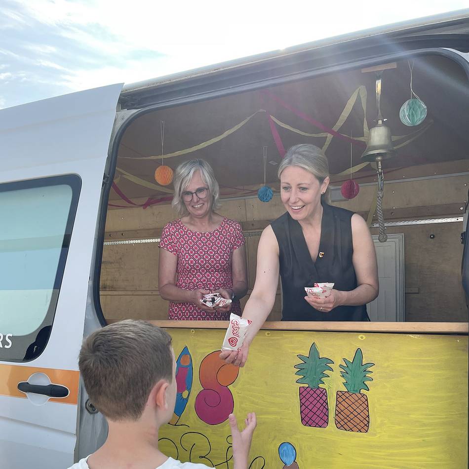 Tummelferien in Moers: 850 Kinder feiern Ferien – Bürgermeisterin bringt Eis