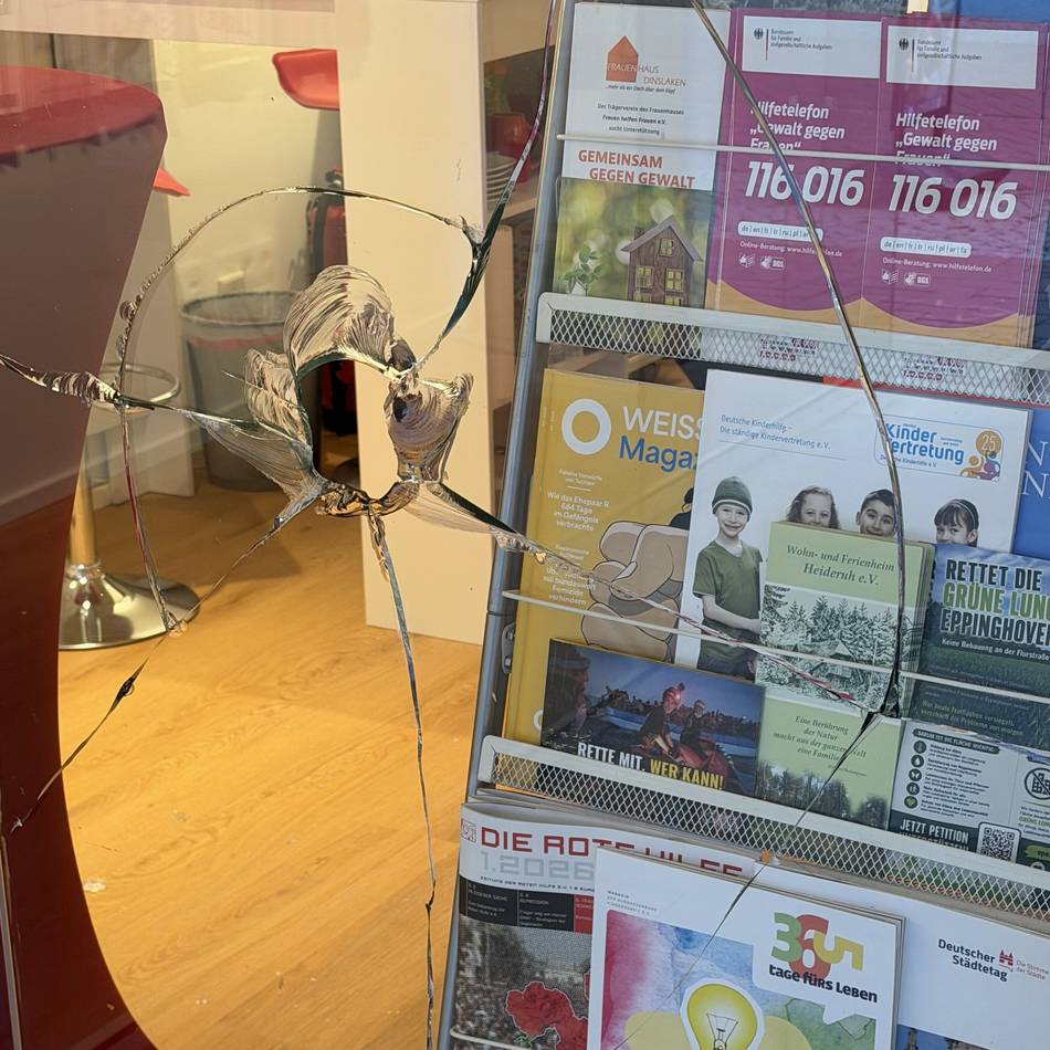 In Dinslakener Innenstadt: Schmierereien an Wahlkreisbüro – Linke spricht von Anschlag