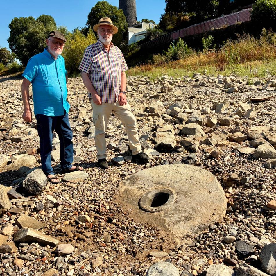 Spektakulärer Fund in Düsseldorf: Ausgetrockneter Rhein legt 200 Jahre alten Mühlstein frei