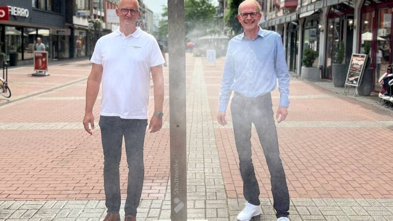 Abkühlung in Langenfeld: Stadtwerke stellen zweite Nebellanze in der Innenstadt auf