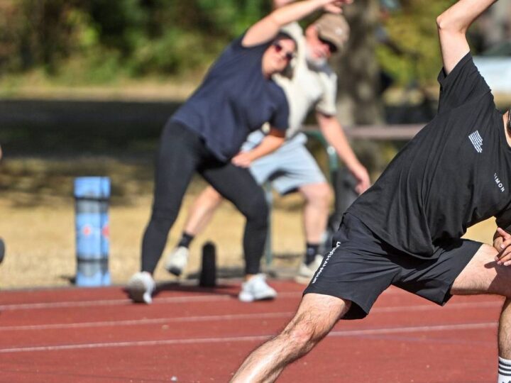 Freiluft Fitness Freunde treiben Sport im Cambridgepark: Kostenloses Sportangebot für alle