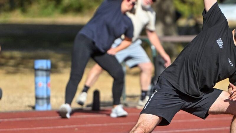 Freiluft Fitness Freunde treiben Sport im Cambridgepark: Kostenloses Sportangebot für alle