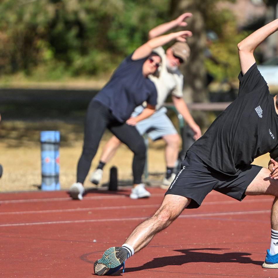 Freiluft Fitness Freunde treiben Sport im Cambridgepark: Kostenloses Sportangebot für alle