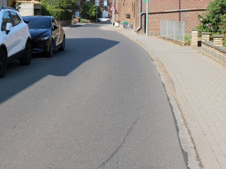 Schäden in Kelzenberg: Asphalt auf 120 Metern zerstört – Polizei tappt in Jüchen im Dunkeln
