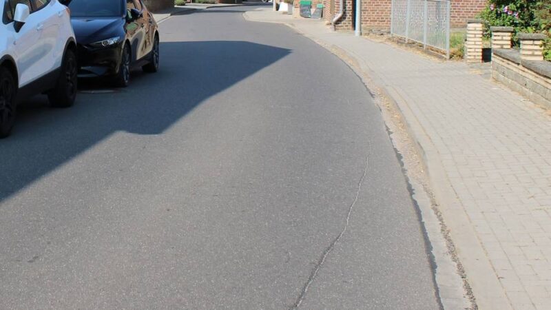 Schäden in Kelzenberg: Asphalt auf 120 Metern zerstört – Polizei tappt in Jüchen im Dunkeln