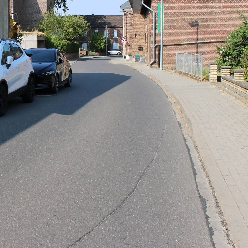 Schäden in Kelzenberg: Asphalt auf 120 Metern zerstört – Polizei tappt in Jüchen im Dunkeln