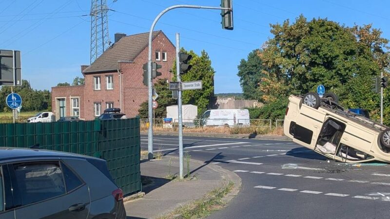 Kreuzung Richtung Vorst und Anrath: Auto überschlägt sich nach Zusammenstoß