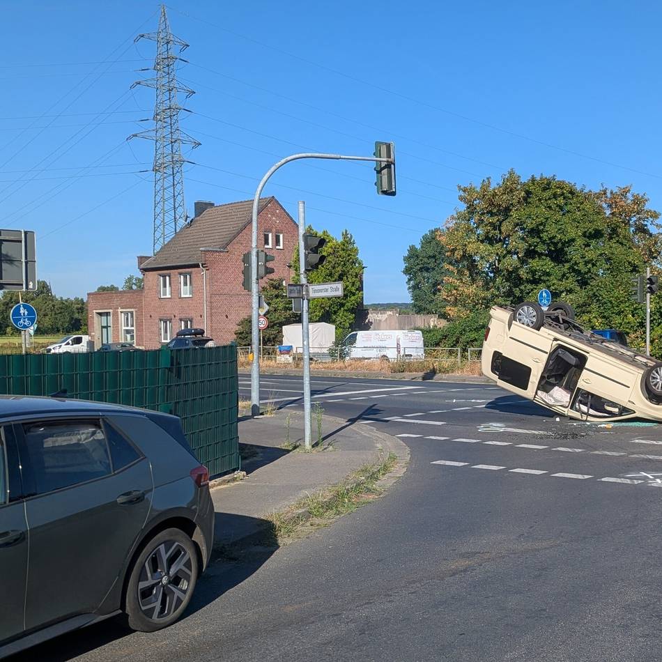 Kreuzung Richtung Vorst und Anrath: Auto überschlägt sich nach Zusammenstoß