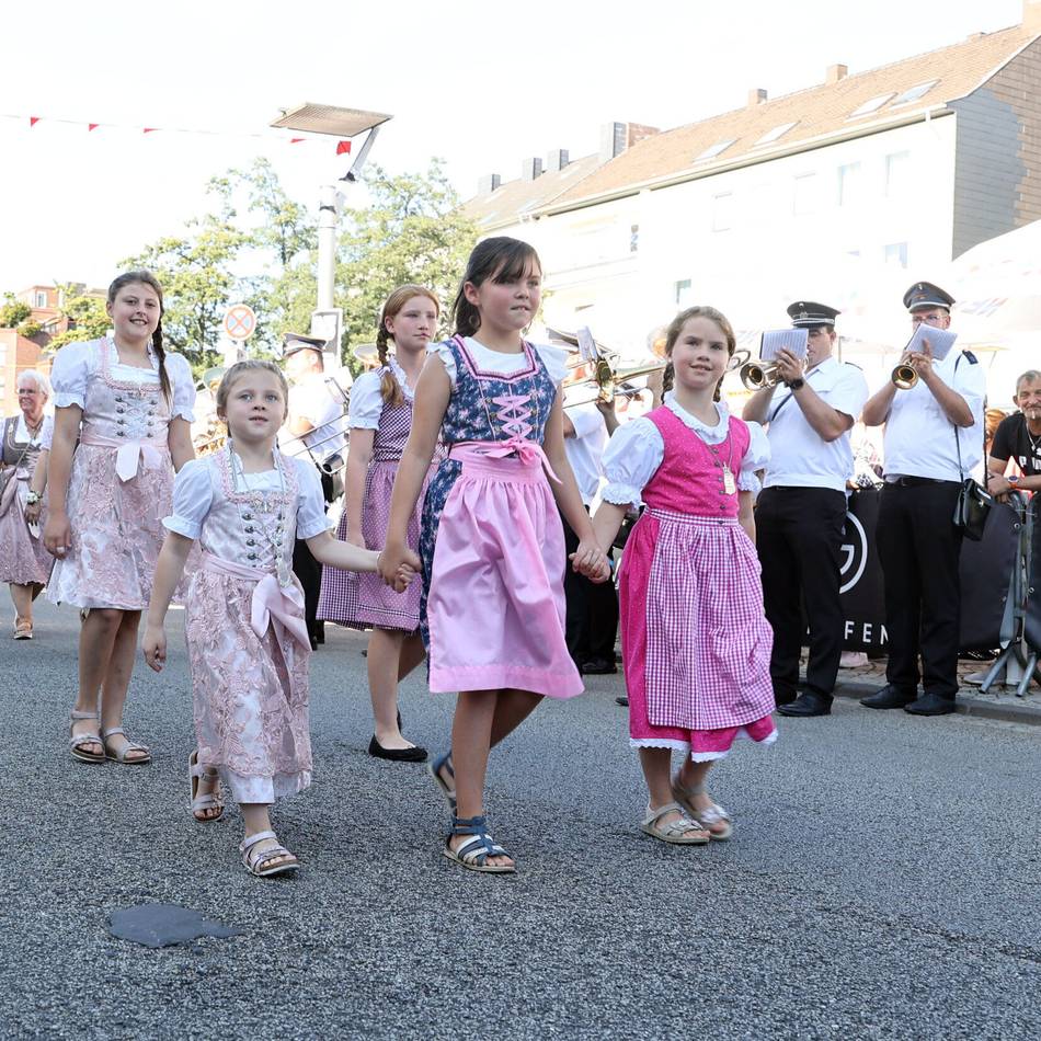 Brauchtum in Mönchengladbach: Stadtschützenfest macht den Alten Markt zur großen Festmeile