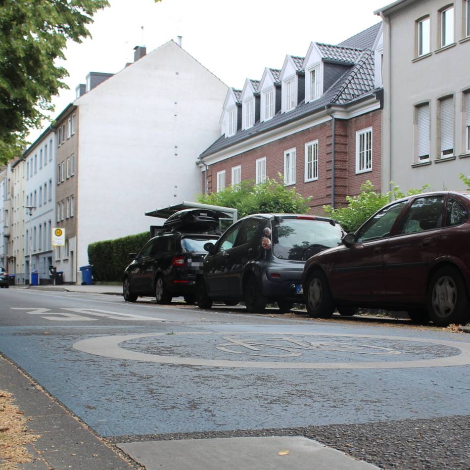 Brucknerallee in Mönchengladbach: Urteil zu Bewohnerparken gefallen – Kläger will aber nicht nachgeben