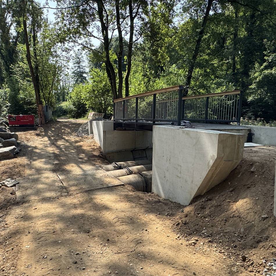 Wanderweg bald wieder begehbar: Brückenarbeiten im Düsseltal kommen gut voran