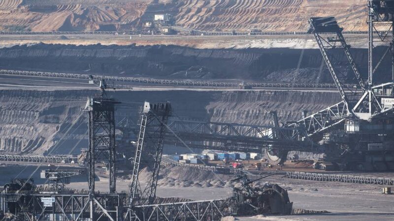 Großgeräte-Transport bei Jüchen: Riesenbagger soll die Autobahn queren – RWE plant Sperrung der A44n