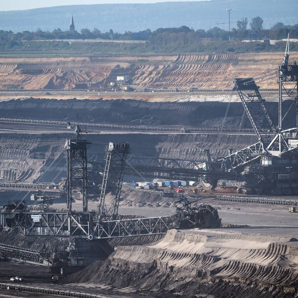Großgeräte-Transport bei Jüchen: Riesenbagger soll die Autobahn queren – RWE plant Sperrung der A44n