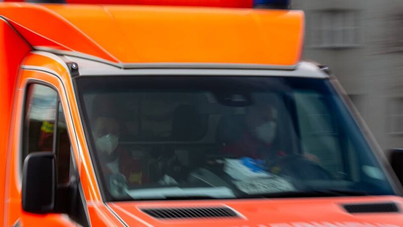 Mit dem Krankenwagen in die Klinik: 67-Jährige bei Unfall in Kempen schwer verletzt
