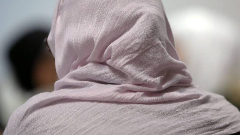 Rassistischer Vorfall in Duisburg: Angreiferin reißt Mutter Kopftuch herunter und schlägt auf sie ein