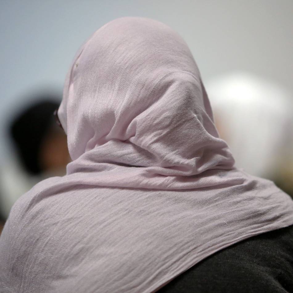 Rassistischer Vorfall in Duisburg: Angreiferin reißt Mutter Kopftuch herunter und schlägt auf sie ein