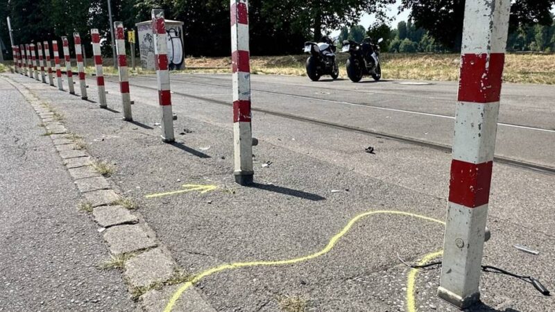 Unfall in Düsseldorf: 20-jährige Motorradfahrerin stürzt und wird lebensgefährlich verletzt