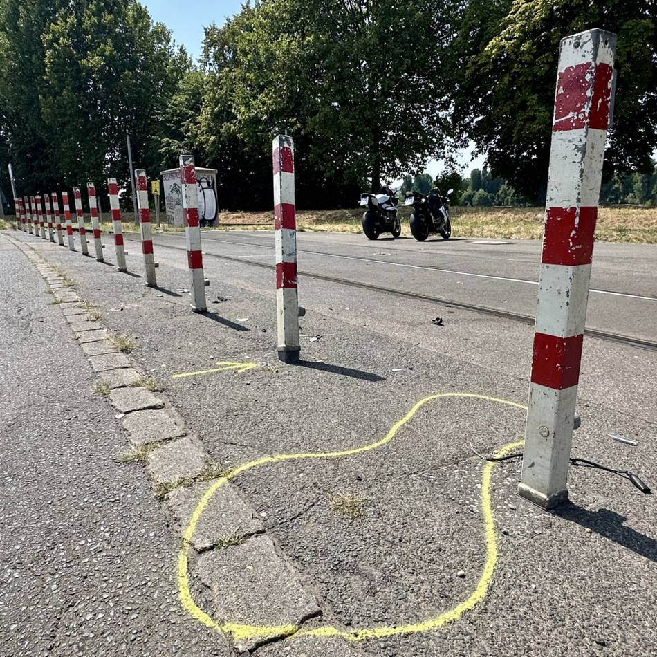 Unfall in Düsseldorf: 20-jährige Motorradfahrerin stürzt und wird lebensgefährlich verletzt